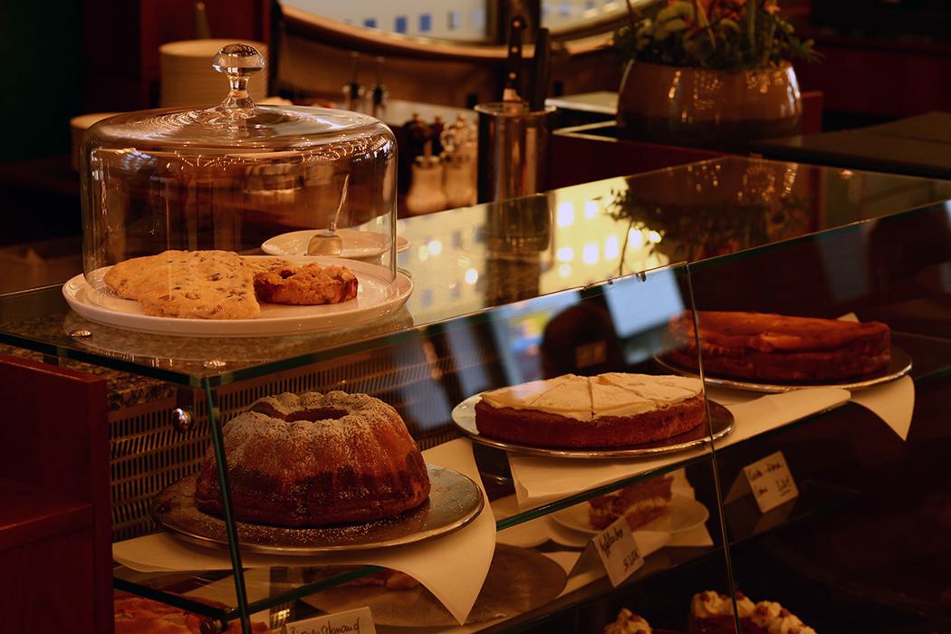 Täglich frische Kuchen aus eigener Patisserie